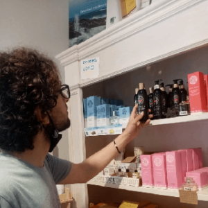 19 June 2021 FacebookFrancesco also comes to my herbalist's shop to choose the best products for his hygiene and his body: soaps, perfumes, balms, face creams... all free of parabens, silicones, endocrine disruptors. A selection that is a guarantee of well-being and quality!